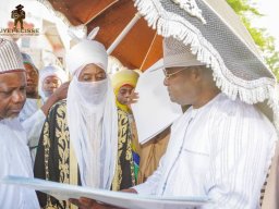 VISITE DU ROI DE KANO NIGERIA AU PRESIDENT BAYE CISS DURANT LES TRAVAUX DE CONSTRUCTION DE L'ESPLANADE DE MEDINA BAYE